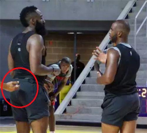 曼联中场梅努的未来：从边缘到重生（从边缘到崛起：曼联中场梅努的前路）