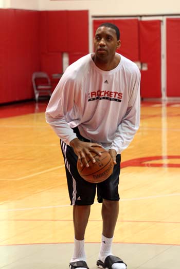 篮球湖人完成关键补强，签下经验丰富后卫（湖人完成重要补强，签下资深后卫）