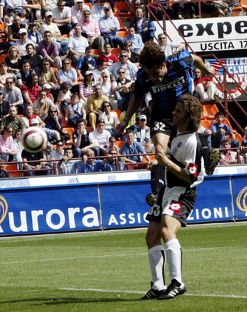 英超劲旅完胜：终结5场不胜，积分追平曼联，距离欧冠区3分（英超劲旅强势反弹：完胜止住五轮不胜，积分追平曼联，距欧冠区仅3分）