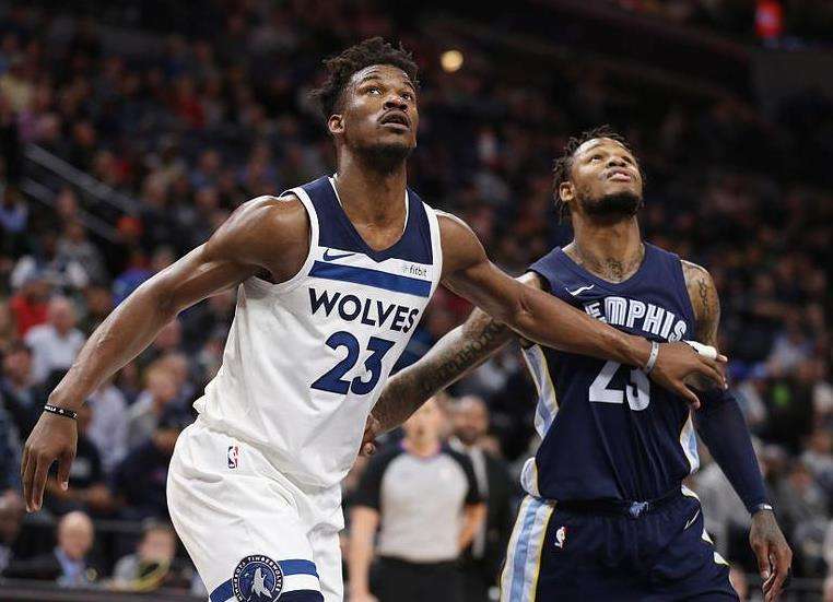 足球国足门将扑出关键点球，助球队惊险取胜（国足门将神扑关键点球，助球队险胜告捷）