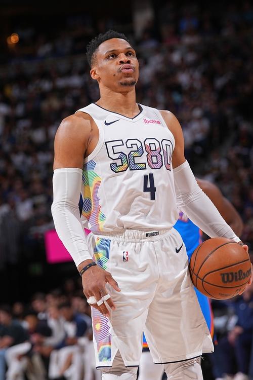 誓死保卫阿隆索？头戴钢盔手拿武器的企鹅卫兵已占领评论区（阿隆索护卫战打响：钢盔企鹅军团挥武器攻占评论区）