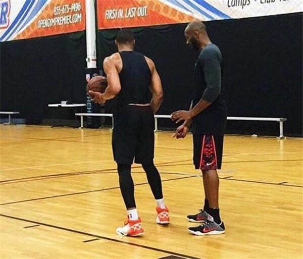 球星又一次成为夜空中最亮的星（球星再度成为夜空里最耀眼的光）